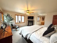 Spacious Newly renovated house with Hot tub, Game Room, Fitness room and more! - Boutique