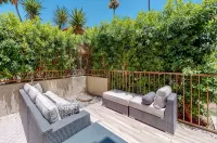 Indian Wells Chic Villa with fire pit, patio, kitchen, pool, and majestic views - 무료 와이파이