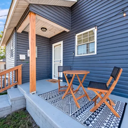 New Guntersville lake cottage - walking distance to lake and minutes to downtown