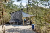 Cozy cabin in charming Eureka Springs with WiFi and AC - Chalets