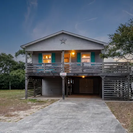 New Remodel! Walk to Beach. Private Heated Pool & Hot Tub. Fenced Yard. Dogs ok.
