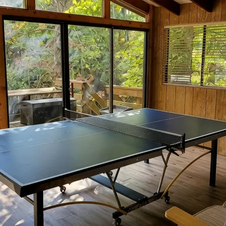 Innsbrook Falls Hideaway - Roomy lakefront Chalet w/ spacious deck & firepit