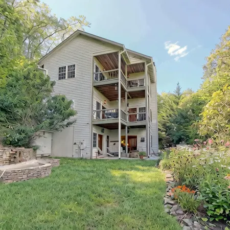Beautiful lodge, 4 king bedrooms, all with private baths! 5 decks to enjoy.