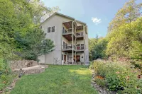 Beautiful lodge, 4 king bedrooms, all with private baths! 5 decks to enjoy. - 4 tähden