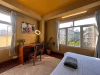 Sunny Side Up top-floor apartment - Condos