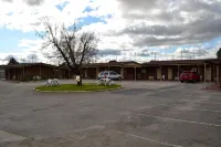 Twin City Motor Inn - parking