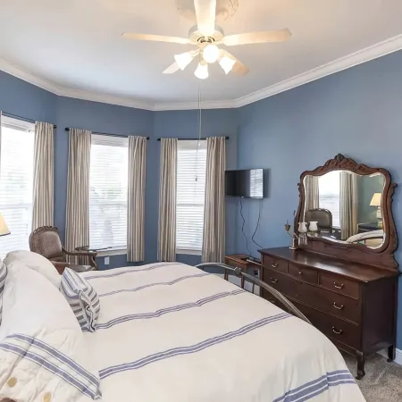 Quiet Cottage; Close to Beach, Pool & Shopping