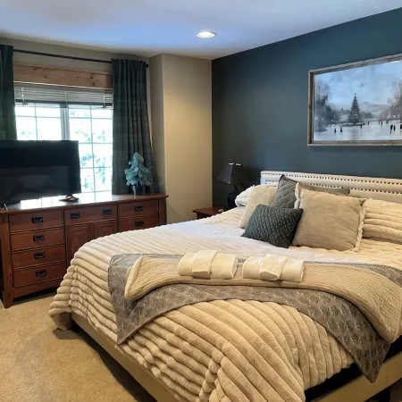 Spacious 5-bedroom house with AC, WiFi, SHARC passes in beautiful Sunriver!