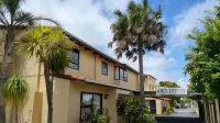 Hobson's Choice Motel Hotels near The Woodturners Kauri Gallery & Working Studio -home of Master wood turner Rick Taylor.