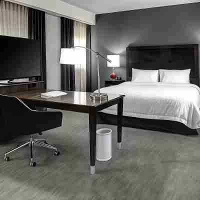 Hampton Inn & Suites Richmond-Downtown Rooms