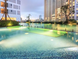 Rem Rivergate Garden Pool Signature Apartments