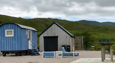 Fishermans Hut Hotels near Huisinis Beach