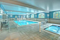 홀리데이 인 익스프레스 우드브리지 바이 IHG - 주차장