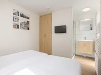 Modern Lodge with Two Bathrooms, Near the Beach Hotel dekat Grand Cafe De Foyer
