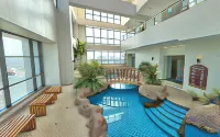 Posh Beds with City View and Pools 만달루용 호텔