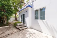 La Mona Loiza Apartments Complex by Stay with Bear Hotels near Reparto Metropolitano Shopping Center