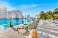 Pool Apartment w Balcony Gym Near Beach Hotels in Hallandale Beach
