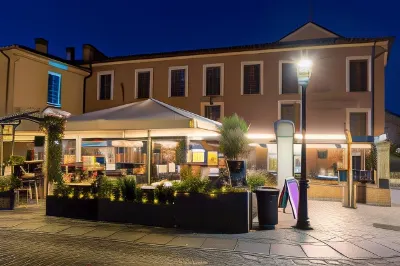 Hostal Restaurante Puerta del Alcázar Hôtels à proximité de : Jardin De Sefarad