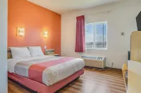 Howard Johnson by Wyndham Lemoore - parking
