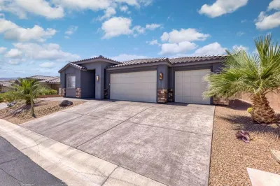 Beautiful 3-bed professionally appointed golf sport & desert recreation getaway. Hotels near Danielle's Chocolates and Popcorn