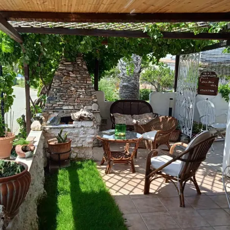 Alonaki Seafront Cottage