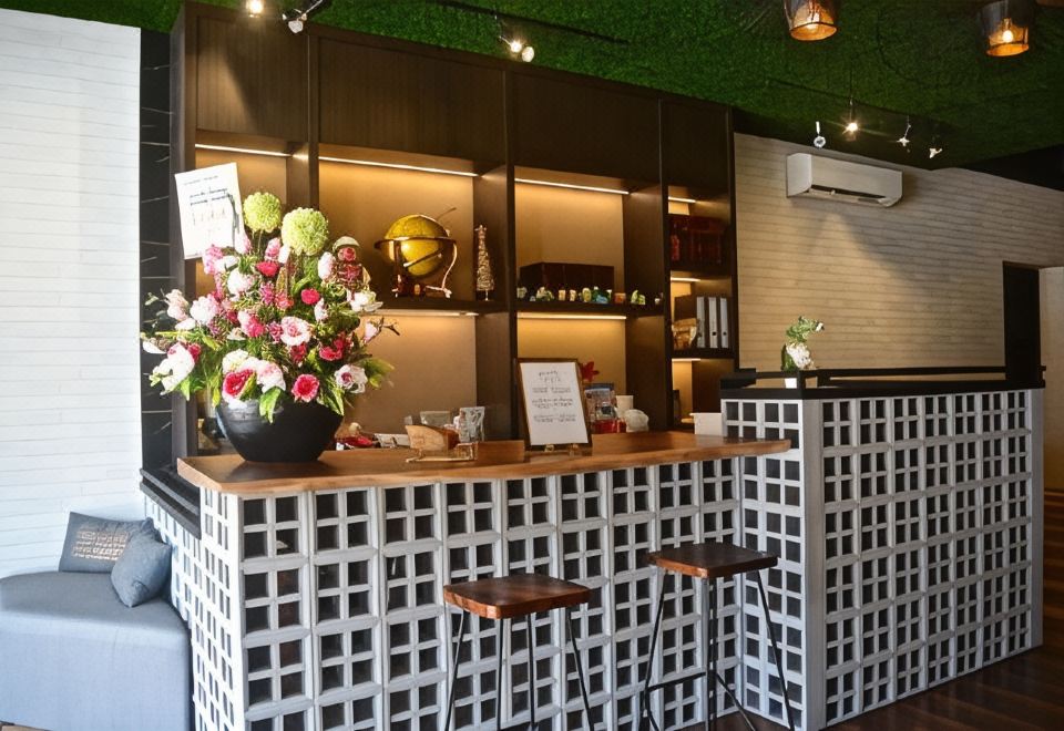 Iconic Suites & Pods Hotel