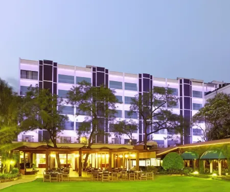 Kenilworth Hotel, Kolkata Отели рядом с достопримечательностью «Кладбище Юг Парк стрит»