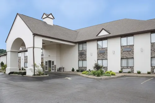 Schoenbrunn Inn Hotels in New Philadelphia