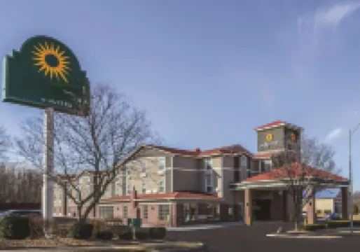 La Quinta Inn & Suites by Wyndham Kansas City Airport