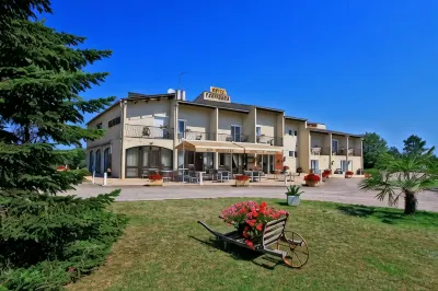 Hotel Restaurant Logis le Tropicana فنادق في Villamblard