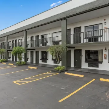 Baymont by Wyndham Orlando Downtown Отели рядом с достопримечательностью «Озеро Эола Парк»