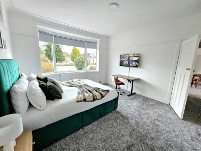 Charming 3-Bed Oasis-Free Parking Hotels near Glasgow Prestwick Airport