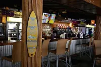 Sandpiper Beacon Beach Resort - bar