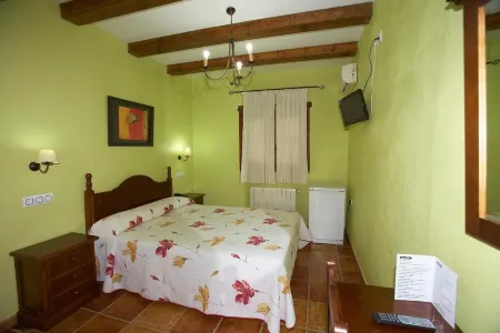 Hotel Enrique Calvillo Отели рядом с достопримечательностью «Ruta del Amor (Setenil de las Bodegas)»