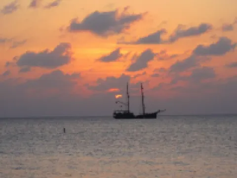 Spectacular Beachfront Condo, Seven Mile Beach - Ground Floor!