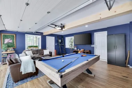 Villa Juana w/HotTub, Grill, Fire Pits, Pool Table, EV Charger, Game Room, Decks Отели рядом с достопримечательностью «Community Church»