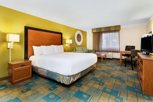 La Quinta Inn & Suites by Wyndham St. Pete-Clearwater Airpt Hotels in Feather Sound