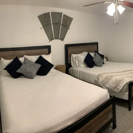 The Bluebird- Bungalow w Spa & Outdoor Living