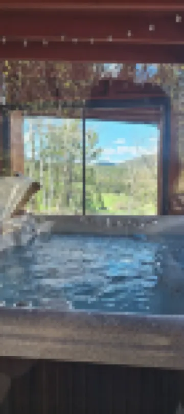 Cliffside Cabin Amongst Trees, Serene w/ Views. Hotels in Mount Rushmore UT