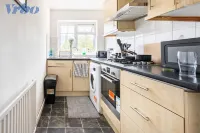 Luxury Apartment For Short Lets and Serviced Accommodation Epsom with Parking Hotels in Epsom