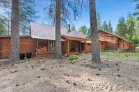 Cozy 4-bedroom cabin with WiFi, AC in charming Garden Valley