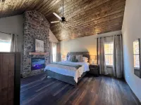 Spacious 6-bedroom lodge with stunning lake views of Table Rock Lake in Branson!