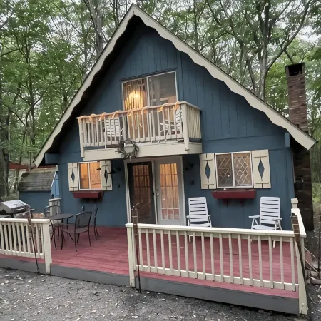 Adorable Gingerbread Style cabin in gorgeous amenity filled lake/pool community