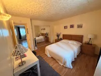 In Town 2Br: Dedicated Workspace, Free Wifi, Full Kitchen, and Laundry Access. - Condos