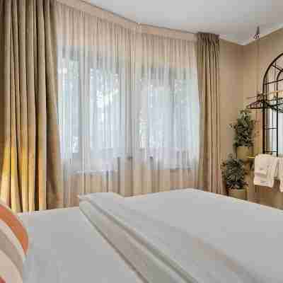 Charming & Cozy 2 BD apt, Ultracentral with WiFi, AC, across Chabad in Bucharest Rooms