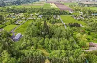 Luxury shome, views above Skagit Valley- EV charge - Wi-Fi