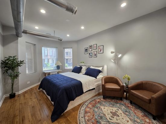 Luxe Loft vibe –4BR/3BA Apt– King Suite-11 minutes from downtown-Families-Groups