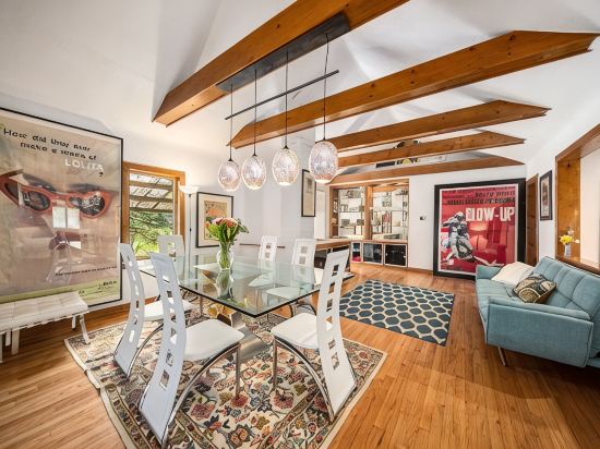 3-bedroom house with AC and WiFi within walking distance of The Big House!
