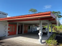 Charming 2-bedroom house in wonderful Pāhoa with free private covered parking - Homestays