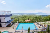 Bayview Hills Luxury Residences - Pool